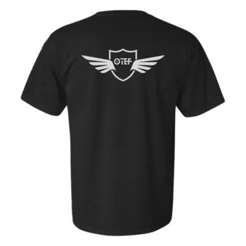 חולצת טי בעיצוב מינימליסטי של OTEF – לוגו קטן מקדימה ולוגו גדול בגב. הדגם המאופק והאלגנטי ביותר בקולקציה. עשויה מ־100% כותנה. גזרה נקייה, בד רך ומינימליזם ללא הדגשות מיותרות – פריט שמדבר בשקט ובביטחון