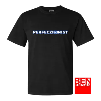 חולצה עם גרפיקה מקורית, שנוצרה על ידי המעצב בני קפלן במיוחד עבור פרויקט OTEF. כיתוב מינימליסטי עם אזכור ויזואלי לזהות הישראלית. העיצוב פותח באופן בלעדי לקולקציה זו ואינו חוזר באוספים אחרים. עשויה מ־10